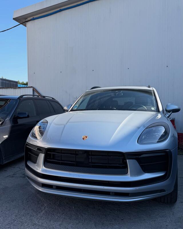 Ten sam Porsche Macan po naprawie, widok z&nbsp;przodu.