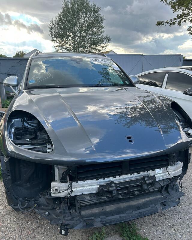 Porsche Macan po przyjeździe z&nbsp;USA: rozbity przód bez zderzaka i&nbsp;reflektorów.
